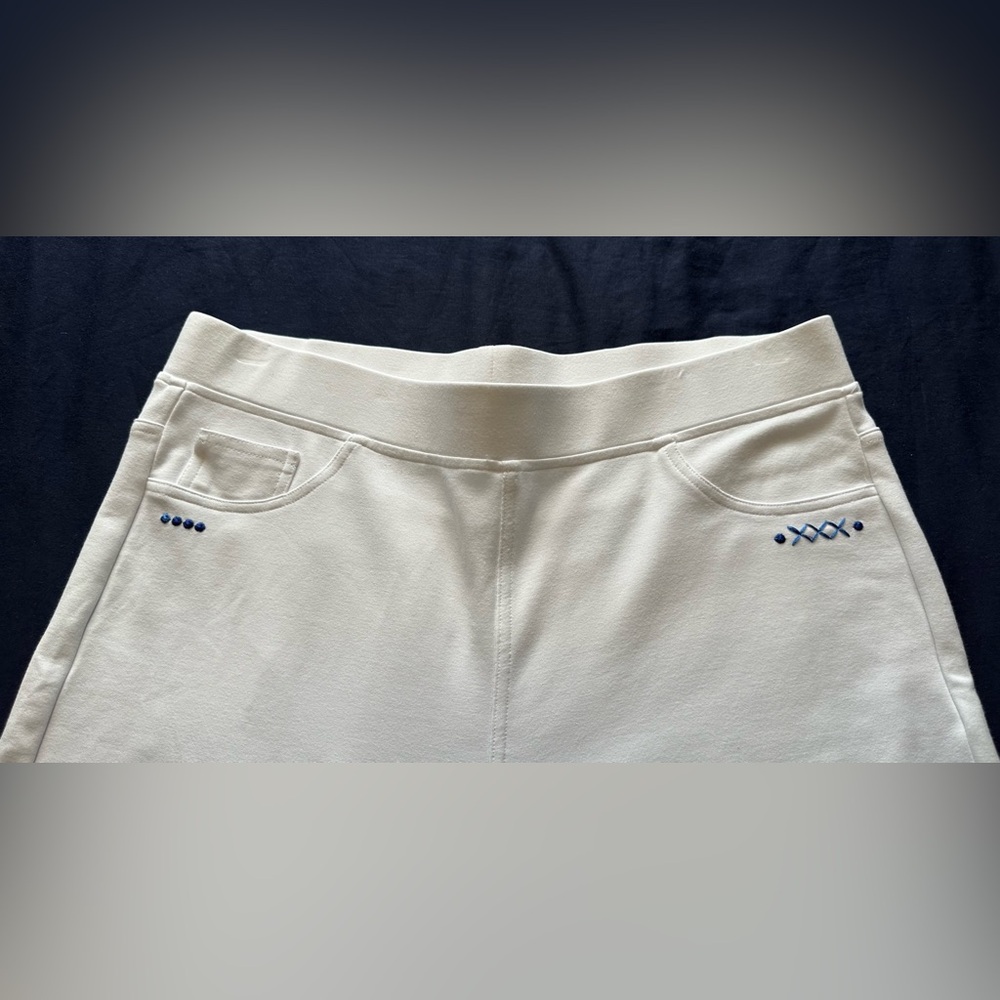‼️3 for $30 - White Slip On Cropped Pants with Blue Trim & elastic band - Picture 6 of 10